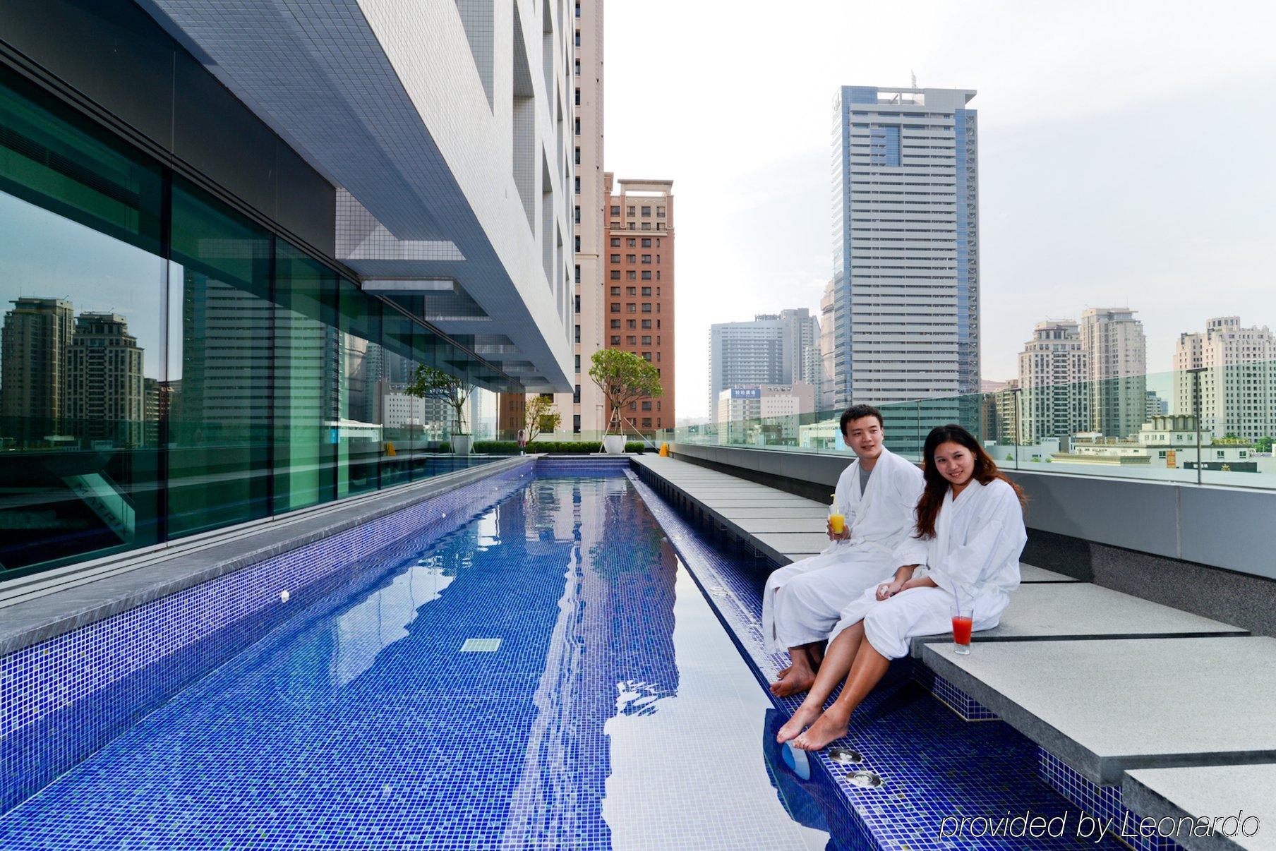 Millennium Hotel Taichung Buitenkant foto The swimming pool at the hotel