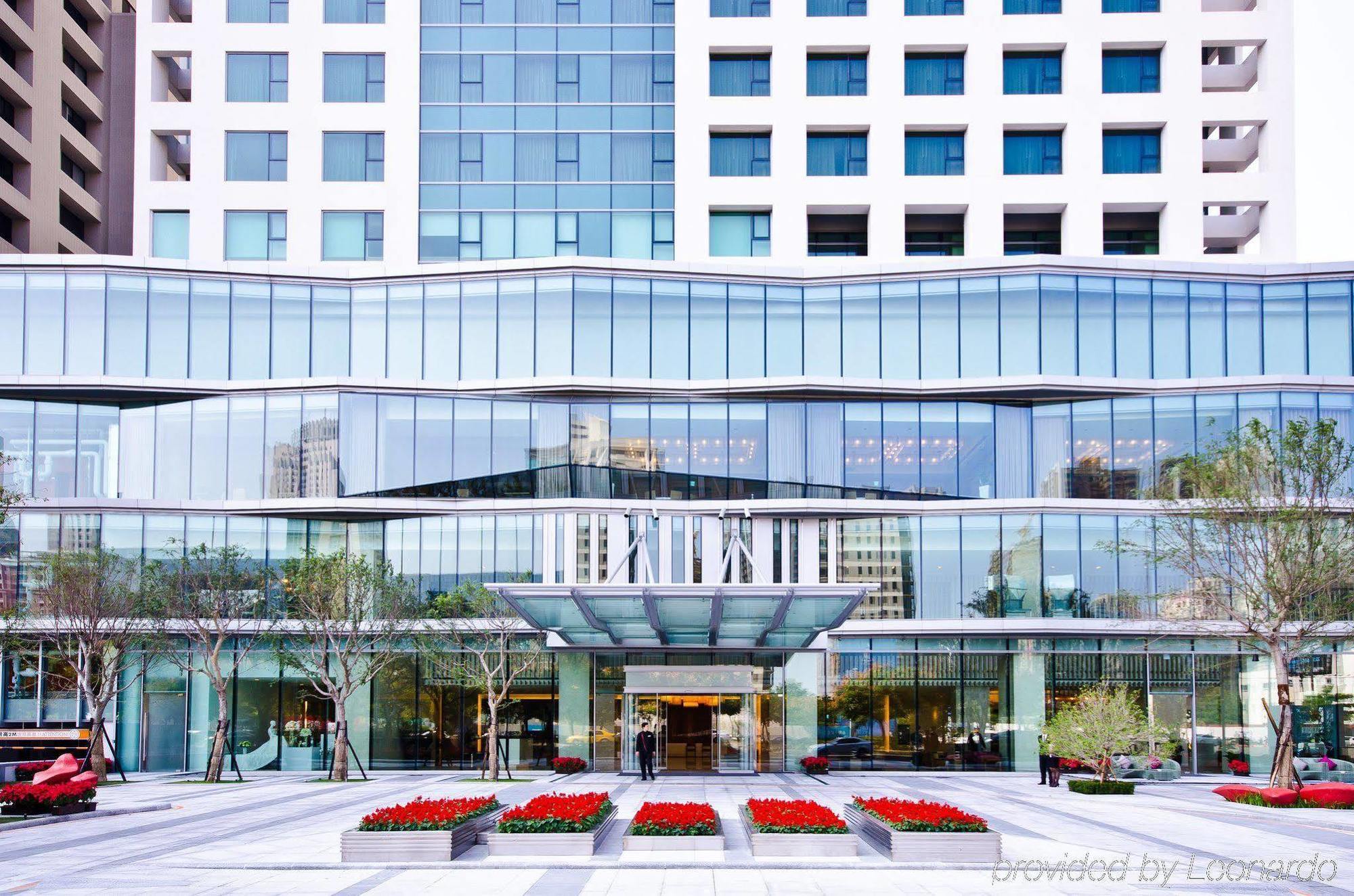 Millennium Hotel Taichung Buitenkant foto The entrance of the hotel